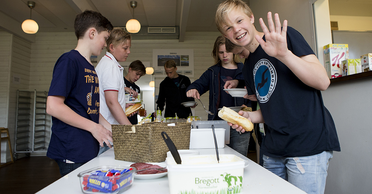 Ungdomar som tar mat från ett bord