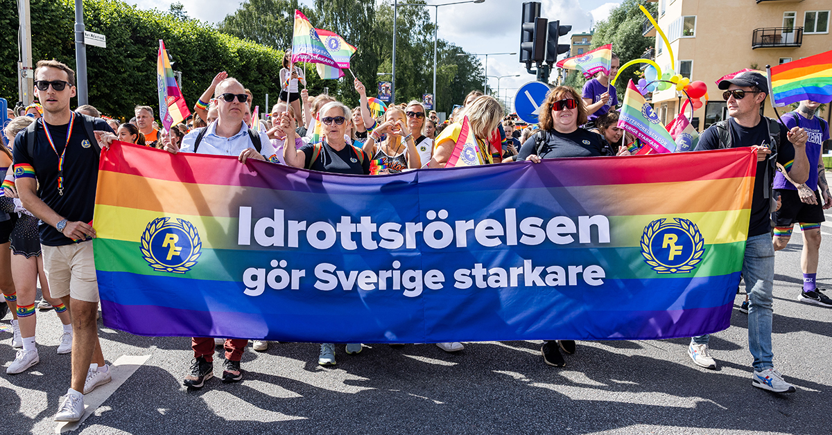 Idrottens prideflagga i fronten av ett pridetåg.