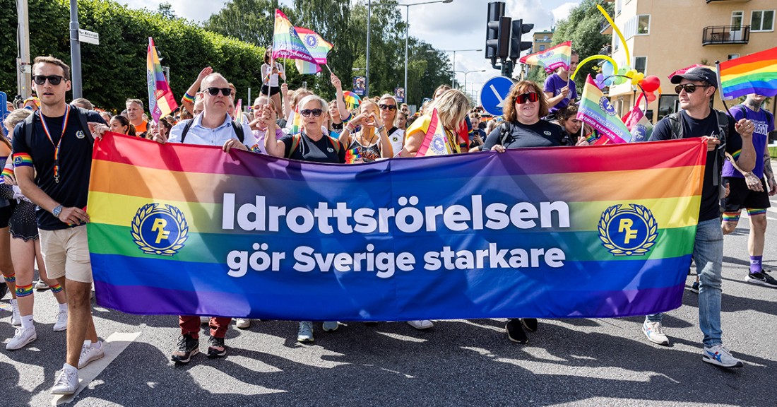 Bild från Prideparad och flagga med texten "Idrottsrörelsen gör Sverige starkare"