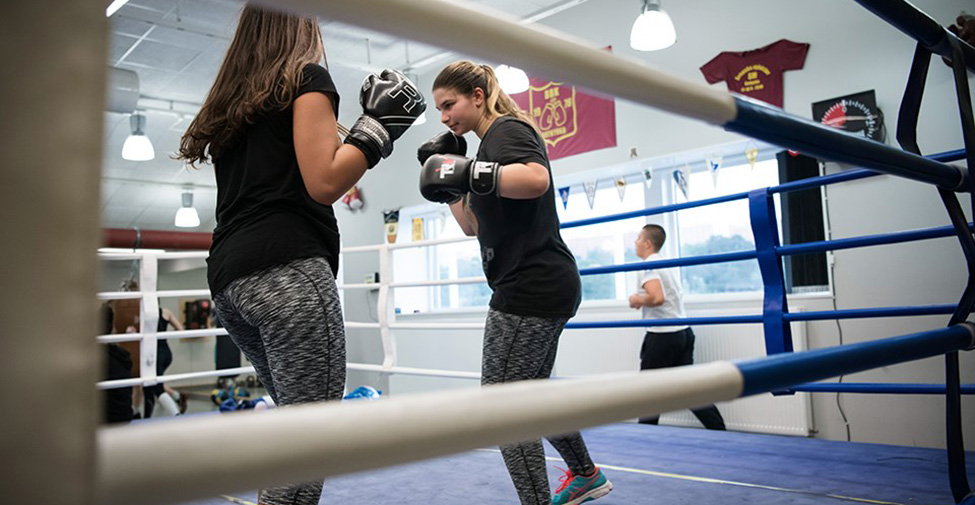 Två tjejer som boxas i en boxningsring