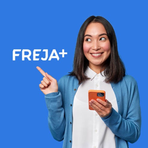 Ung kvinna pekar mot texten Freja+