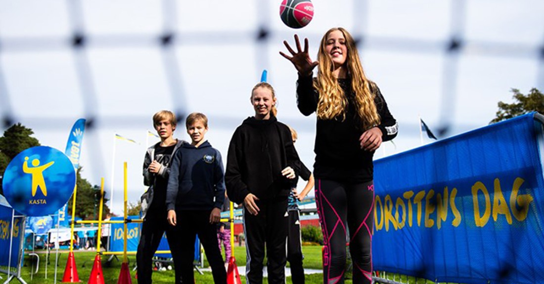 Barn som köar för att få kasta en boll