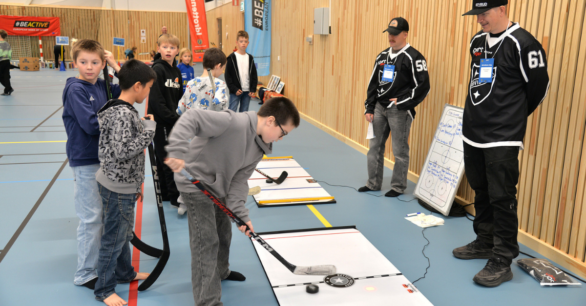 Barn testar ishockey på Idrottens dag i Arvidsjaur