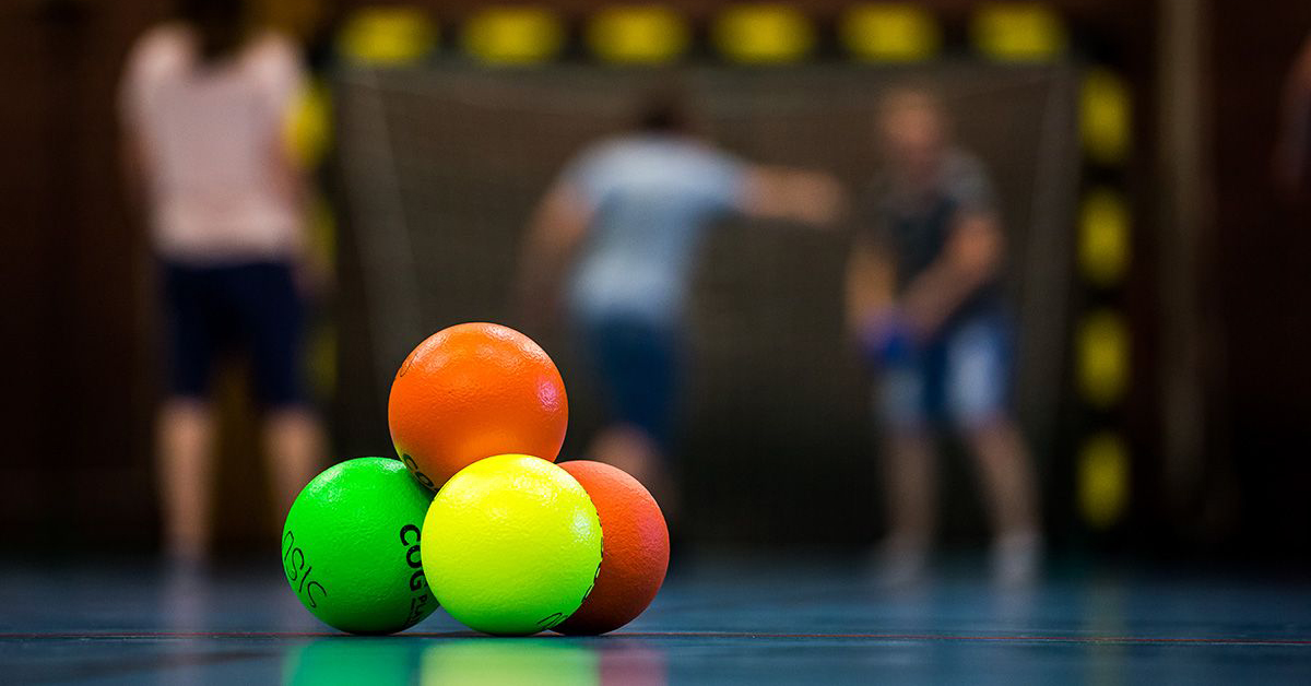 Fyra färgglada bollar i en pyramid