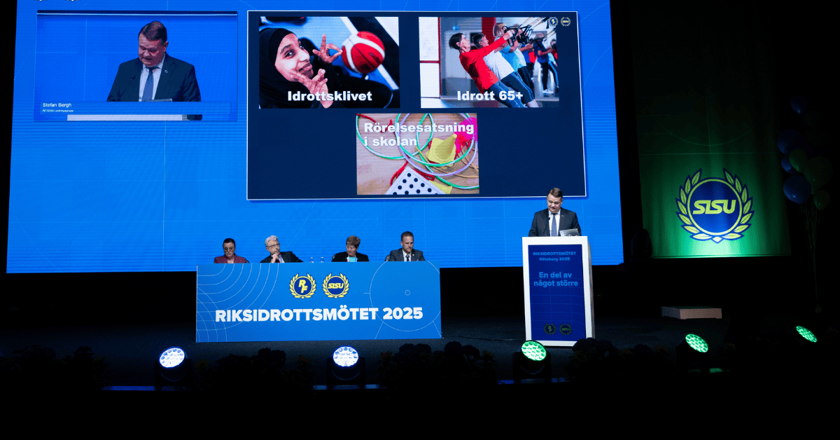 Scenen, mötesordförande och talare vid Riksidrottsmötet 2025